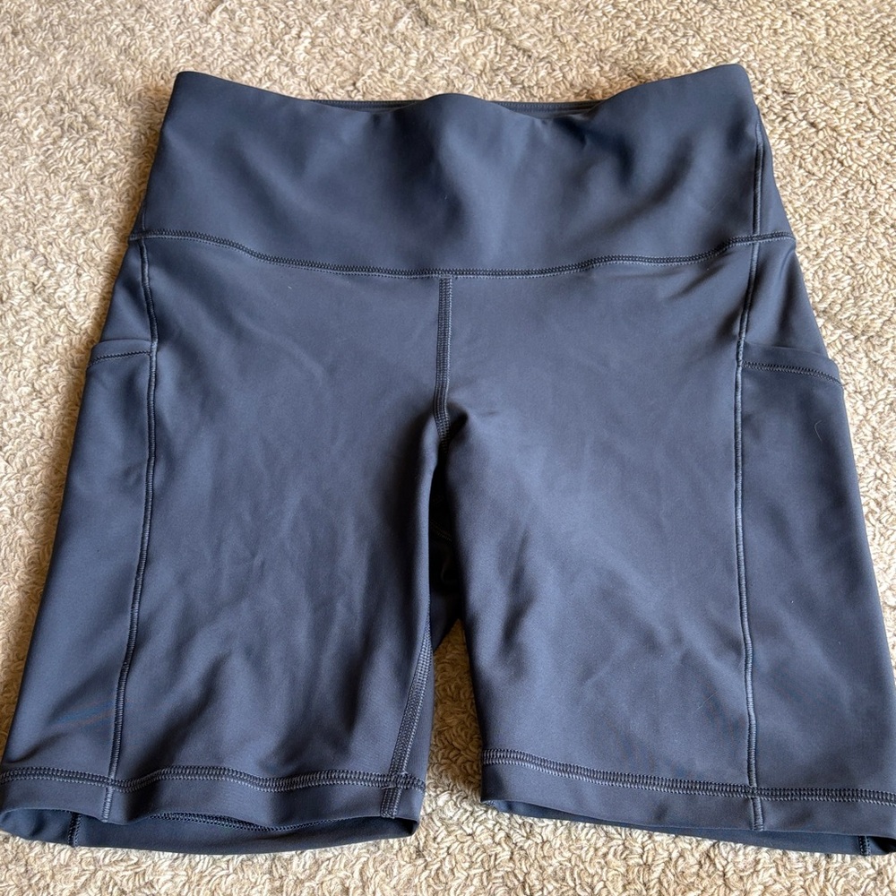 Athleta Interval Stash 7” Shorts Gray